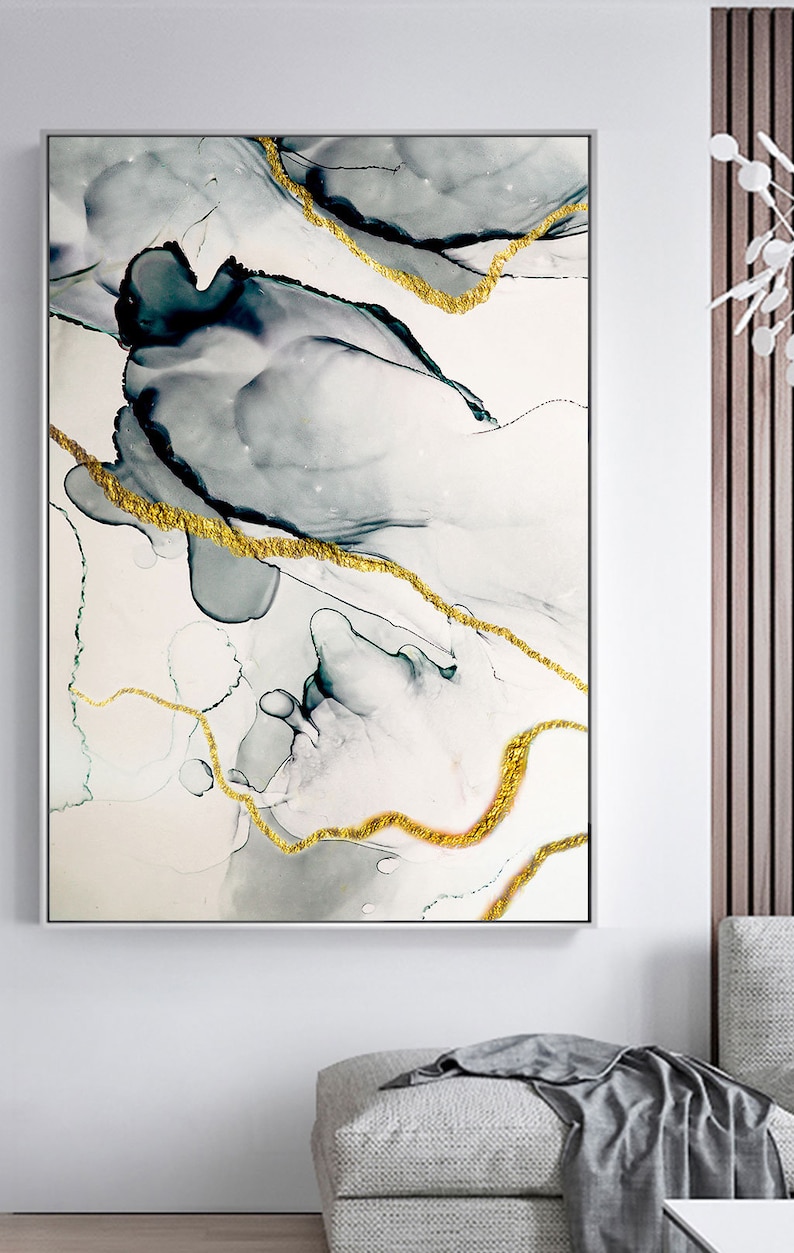 Pode incluir: Impress&atilde;o de arte abstrata com fundo branco e redemoinhos cinza e azuis com detalhes dourados.