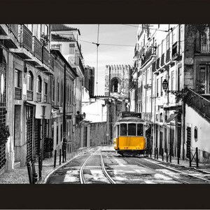 K&ouml;nnte beinhalten: Ein Triptychon-Druck mit drei Szenen aus Lissabon, Portugal, mit gelben Stra&szlig;enbahnen vor schwarz-wei&szlig;en Stadtlandschaften. Die Stra&szlig;enbahnen sind der Mittelpunkt, mit Details von Geb&auml;uden und Stra&szlig;en.