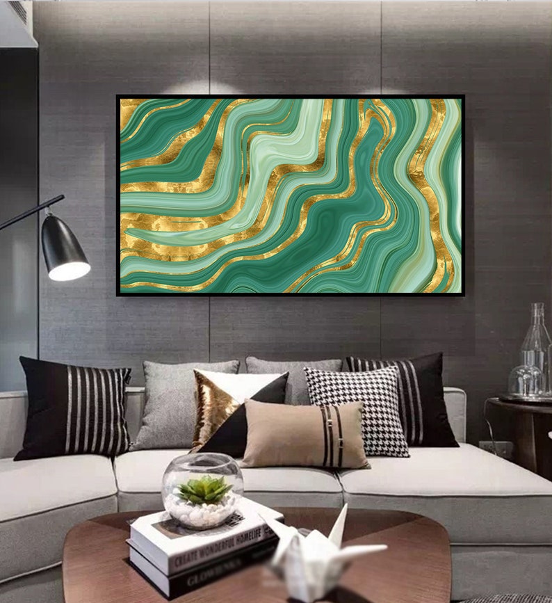 Peut inclure: Impression d'art mural abstrait avec un motif de marbre vert et or. L'impression a un style moderne et contemporain.