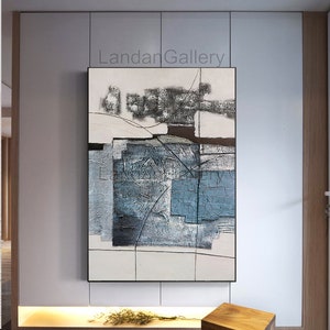 Puede incluir: Pintura abstracta con fondo blanco y formas geométricas azules, grises y negras. La pintura tiene una superficie texturizada y un estilo moderno.