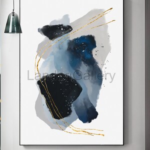 Peut inclure: Impression d'art abstrait avec des formes d'aquarelle bleues, grises et dor&eacute;es sur un fond blanc. L'impression pr&eacute;sente le texte "LandanGallery".