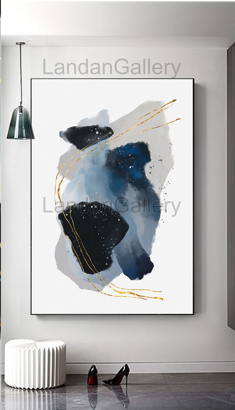 Peut inclure: Impression d'art abstrait avec des formes d'aquarelle bleues, grises et dor&eacute;es sur un fond blanc. L'impression pr&eacute;sente le texte "LandanGallery".
