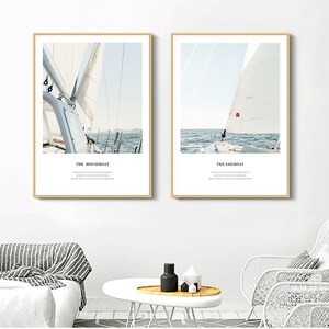 Puede incluir: Dos impresiones enmarcadas de veleros en el agua. La impresi&oacute;n de la izquierda presenta un primer plano de un velero con el texto "THE HOUSEBOAT". La impresi&oacute;n de la derecha presenta un velero con el texto "THE SAILBOAT".