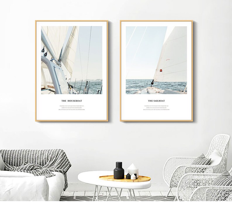 Puede incluir: Dos impresiones enmarcadas de veleros en el agua. La impresi&oacute;n de la izquierda presenta un primer plano de un velero con el texto "THE HOUSEBOAT". La impresi&oacute;n de la derecha presenta un velero con el texto "THE SAILBOAT".