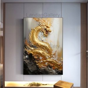 Könnte beinhalten: Ein goldenes Drachengemälde mit einem strukturierten, abstrakten Hintergrund. Der Drache ist in einer dynamischen Pose dargestellt, mit dem Kopf zur Seite gedreht, dem Maul offen und sichtbaren Schuppen. Das Gemälde ist in einem Stil gehalten, der sowohl realistisch als auch stilisiert ist.