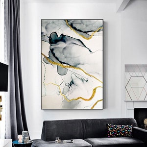 Pode incluir: Impress&atilde;o de arte abstrata com fundo branco e formas cinzas e azuis como aquarela com detalhes dourados.