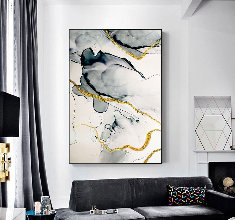 Pode incluir: Impress&atilde;o de arte abstrata com fundo branco e formas cinzas e azuis como aquarela com detalhes dourados.