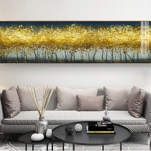 Pode incluir: Uma pintura longa e horizontal em tela que representa uma floresta de árvores com folhas douradas. As árvores são silhuetas contra um fundo azul escuro, criando um efeito dramático. A pintura é emoldurada por uma moldura preta fina.
