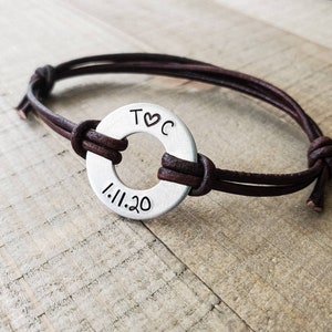 Pulsera personalizada - Pulsera de cuero con arandelas - Pulsera de cuero personalizada para hombre - Regalo de San Valentín para novios - Pulsera con inicial para parejas