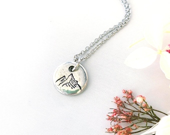 Handgestempelte Bergkette - Anhänger aus Zinn für Wanderer, Camper & Outdoor-Liebhaber | Minimalistisches Abenteuer Schmuck