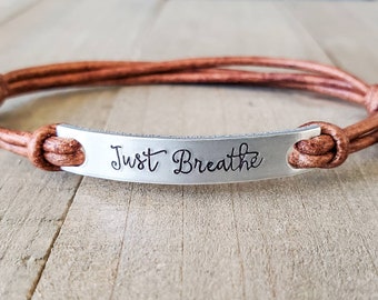 Kundenspezifisches Hand gestempeltes Lederarmband • Personalisierte Aluminiumstange • Wort des Jahres 2026