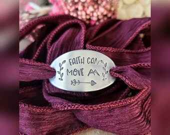 "Hand gestempelt ""Glaube kann Berge versetzen"" Seidenwickelarmband."