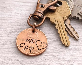 Personalisierter Penny-Schlüsselanhänger • Benutzerdefiniertes Datum & Initialen • Jahrestagsgeschenk • Paare-Schlüsselanhänger • Hochzeitsandenken • Handgestempelte Münze