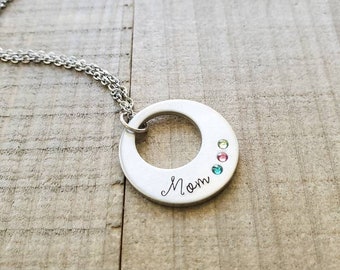 Personalisierte Birthstone Mom Halskette - Hand gestempelt Zinn Anhänger