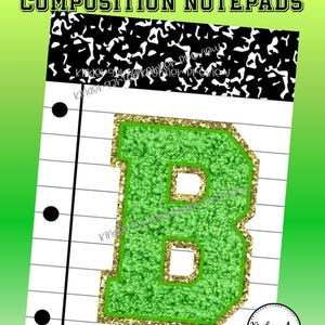 Peut inclure: Bloc-notes de composition avec un "B" vert de style universitaire. La lettre a un aspect texturé et flou avec un contour doré pailleté. Le bloc-notes a un motif moucheté noir et blanc en haut et le texte "GREEN VARSITY LETTERS COMPOSITION NOTEPADS".