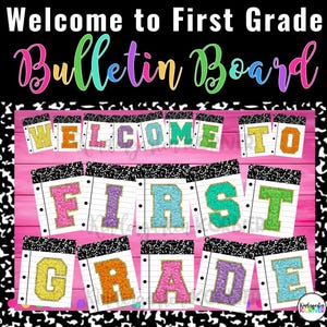 Może przedstawiać: Projekt tablicy ogłoszeń ze słowami "Welcome to First Grade" w kolorowych, błyszczących literach. Litery ułożone są na wycinkach papieru z zeszytu na różowym tle drewnianym, z czarno-białą wzorzystą obwódką.