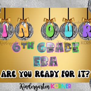 Può includere: Uno sfondo dorato con le parole "In Our 6th Grade Era Are You Ready For It?" in lettere colorate. Le lettere sono circondate da sfere disco argentate con fiocchi dorati.
