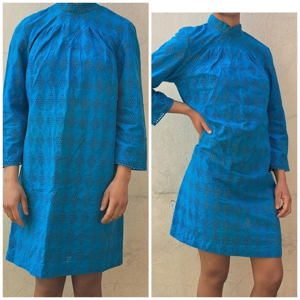 Mini robe vintage originale des années 60 Swinging Sixties bleu turquoise broderie oeillet taille 34 col victorien coton Twiggy