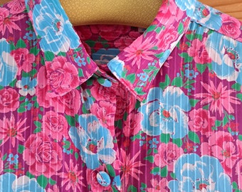 Original 80er Vintage Bluse Kurzarm Floral Blumenmuster rosa lila stoffbezogenen Knöpfe weit fließender Stoff