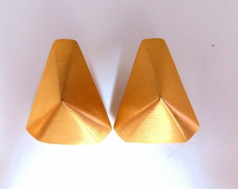 14kt Gold Raised Modified Pyramid Clip Earrings Brushed Matte