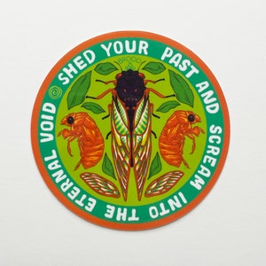 Peut inclure: Un autocollant rond vert et orange avec le texte "SHED YOUR PAST AND SCREAM INTO THE ETERNAL VOID" entourant une cigale aux ailes vertes et jaunes et deux nymphes de cigales orange.