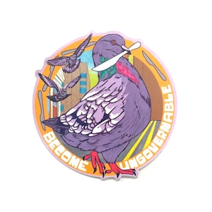 Könnte beinhalten: Ein runder Aufkleber mit orangefarbenem Hintergrund und einer lilafarbenen Taube, die ein Messer hält. Die Taube ist von kleineren Tauben umgeben. Der Text "Become Ungovernable" ist um den Rand des Aufklebers geschrieben.