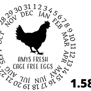 Pu&ograve; includere: Una silhouette nera di un pollo all'interno di un cerchio con i numeri da 1 a 31 che rappresentano i giorni del mese. I mesi sono etichettati come gennaio, febbraio, marzo, aprile, maggio, giugno, luglio, agosto, settembre, ottobre, novembre e dicembre. Il testo "AMYS FRESH CAGE FREE EGGS" &egrave; sotto il pollo. Il testo "1.58" &egrave; sotto il cerchio.