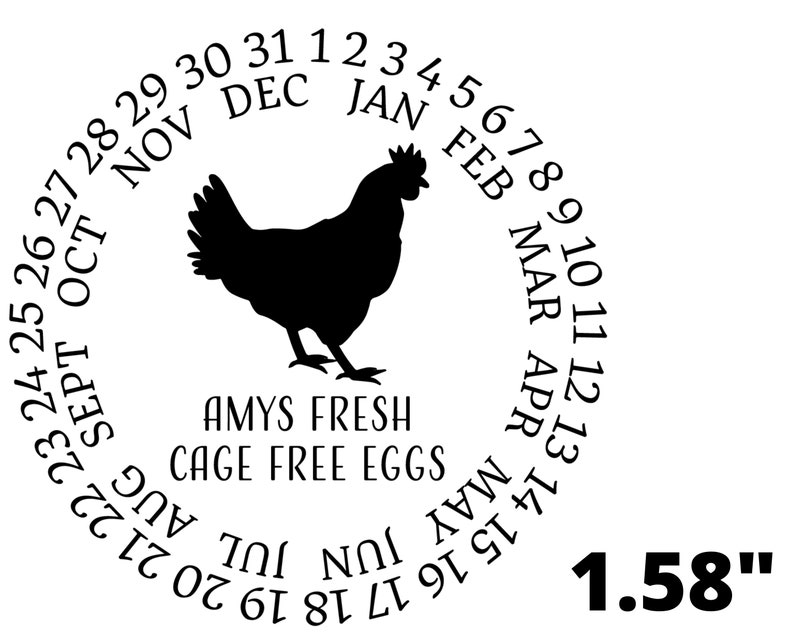 Pu&ograve; includere: Una silhouette nera di un pollo all'interno di un cerchio con i numeri da 1 a 31 che rappresentano i giorni del mese. I mesi sono etichettati come gennaio, febbraio, marzo, aprile, maggio, giugno, luglio, agosto, settembre, ottobre, novembre e dicembre. Il testo "AMYS FRESH CAGE FREE EGGS" &egrave; sotto il pollo. Il testo "1.58" &egrave; sotto il cerchio.