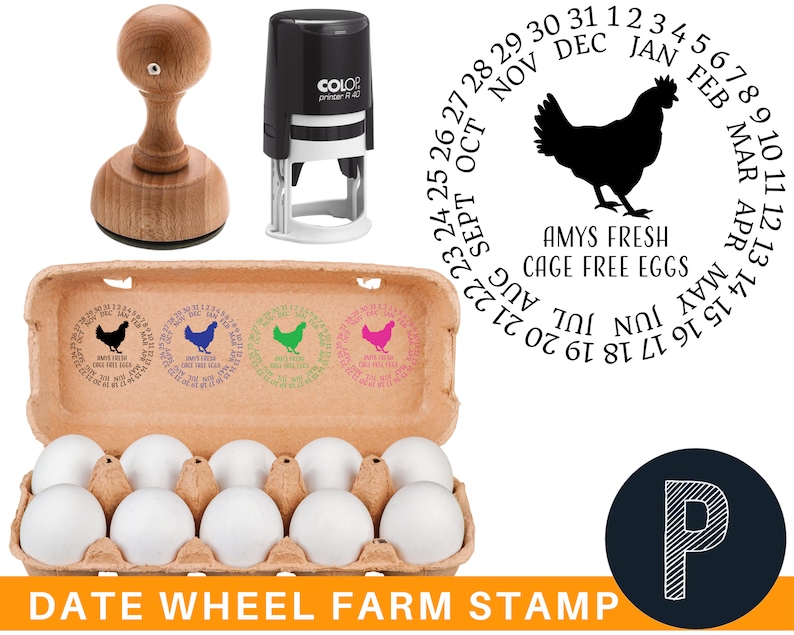Pu&ograve; includere: Un timbro per fattoria con ruota di data con una silhouette nera di una gallina e il testo "Amy's Fresh Cage Free Eggs". Il timbro &egrave; di forma circolare con i numeri da 1 a 31 attorno al bordo. Il timbro &egrave; su una scatola di uova di cartone marrone con un uovo bianco all'interno.