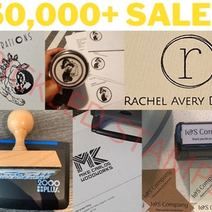 Pu&ograve; includere: Un collage di immagini che mostrano vari timbri in gomma personalizzati. I timbri presentano diversi design, tra cui una lettera stilizzata "R", una donna con uno strumento e un logo con il testo "Mike Carlos Woodworks". L'immagine include anche un timbro con il testo "IOS Company Thank you for your business!" e un biglietto da visita con lo stesso testo. L'immagine include il testo "50,000+ SALES" e "ELLASTRATIONS".