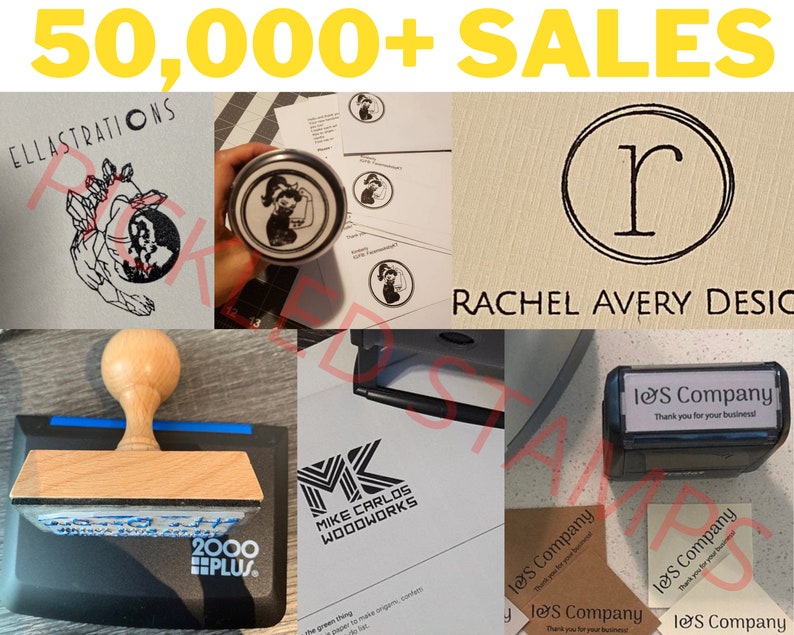 Pu&ograve; includere: Un collage di immagini che mostrano vari timbri in gomma personalizzati. I timbri presentano diversi design, tra cui una lettera stilizzata "R", una donna con uno strumento e un logo con il testo "Mike Carlos Woodworks". L'immagine include anche un timbro con il testo "IOS Company Thank you for your business!" e un biglietto da visita con lo stesso testo. L'immagine include il testo "50,000+ SALES" e "ELLASTRATIONS".