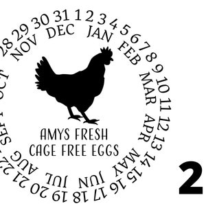 Pu&ograve; includere: Illustrazione in bianco e nero di una gallina con il testo "Amys Fresh Cage Free Eggs" e un cerchio di calendario con i mesi dell'anno e i numeri da 1 a 31.