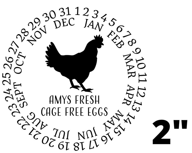 Pu&ograve; includere: Illustrazione in bianco e nero di una gallina con il testo "Amys Fresh Cage Free Eggs" e un cerchio di calendario con i mesi dell'anno e i numeri da 1 a 31.