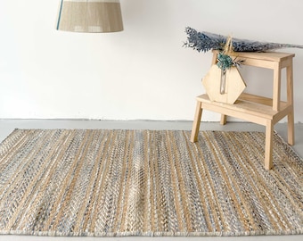 编织黄麻地毯和羊毛地毯用蓝色音调。Flatweave现代设计的手织地毯。高质量的地毯。斯堪的纳维亚北欧风的装饰。