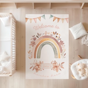 Puede incluir: Una alfombra de estilo acuarela con un diseño de arcoíris y el texto "Welcome to Sara's Rainbow Room". La alfombra presenta una paleta de colores pastel con detalles florales y de banderines, adecuada para una habitación infantil.