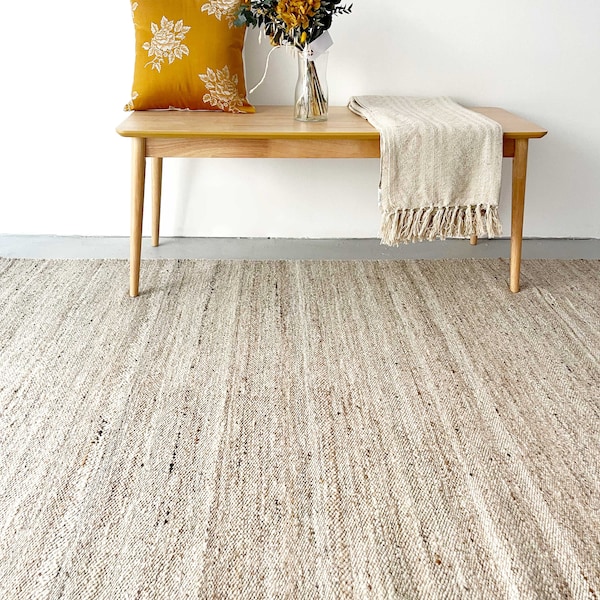 Tapis artisanal en laine tissée dans des couleurs terre typiques de la terre. Un tapis fin et polyvalent, idéal pour décorer votre maison.