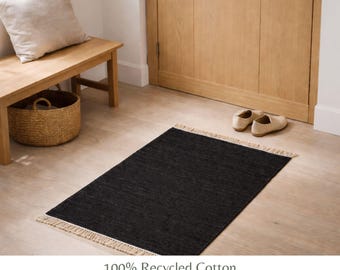 Pequeña alfombra de algodón negra tejida a mano – Sostenible, reciclada, con diseño de flecos para dormitorio, sala de estar y cocina