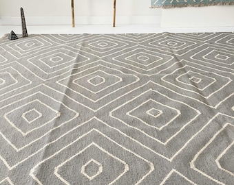 Scandinavian Kilim Rug: Handwoven Wool Flatweave, Grey & Cream Diamond Geometric Dhurrie (168x251cm)