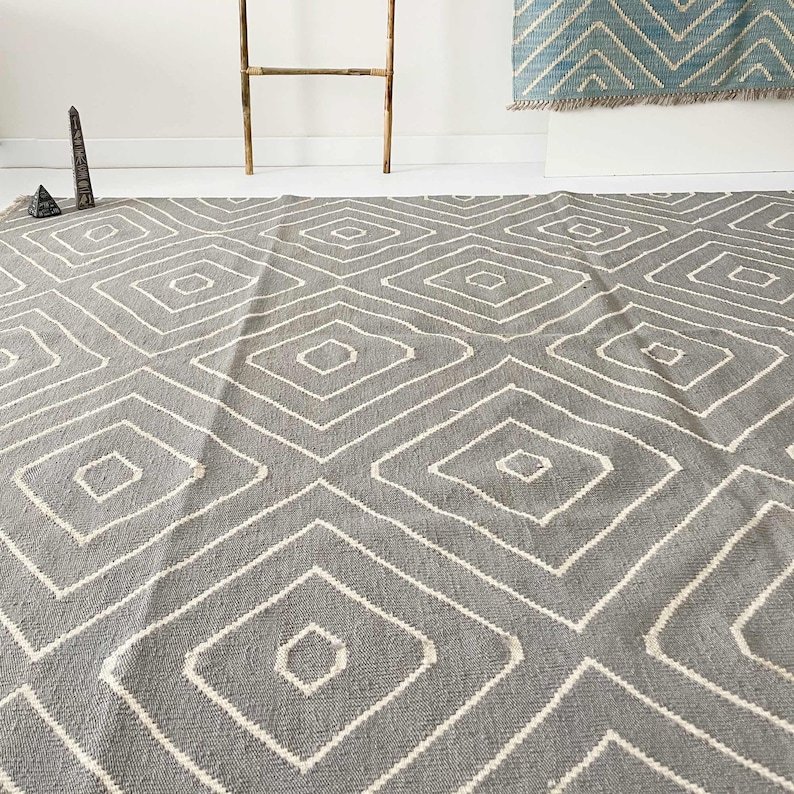 Scandinavian Kilim Rug: Handwoven Wool Flatweave, Grey & Cream Diamond Geometric Dhurrie (168x251cm) image 1