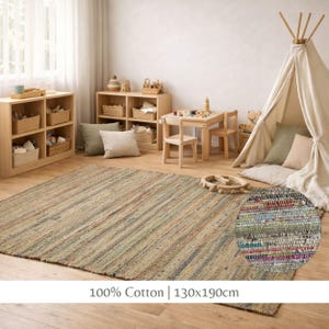 Peut inclure: Un tapis rectangulaire tissé multicolore avec un motif rayé domine le premier plan. Le tapis, mesurant 130x190cm, est composé à 100% de coton. La pièce comprend des meubles en bois, un tipi et des coussins, créant un espace accueillant.