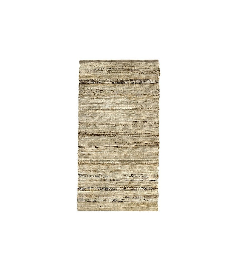 Puede incluir: Un primer plano de una alfombra tejida con un esquema de color beige y marr&oacute;n natural. La alfombra tiene un aspecto texturizado, tejido a mano y est&aacute; hecha de fibras naturales.