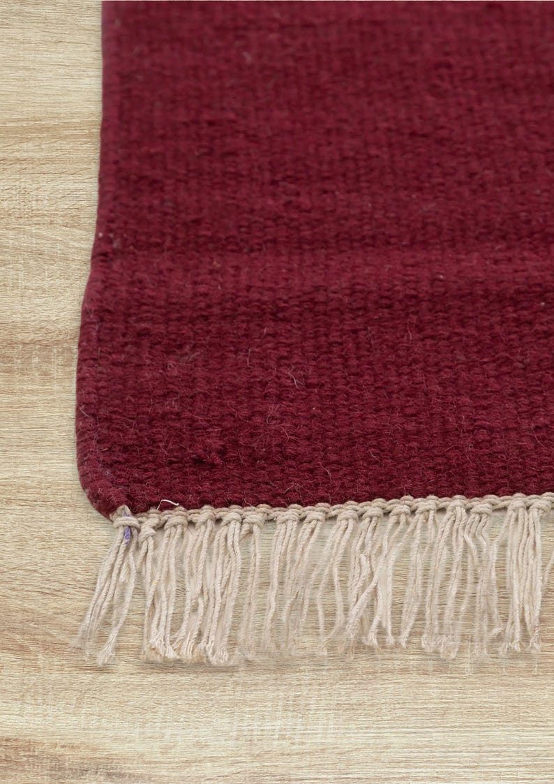Rood wollen vloerkleed met franjes, handgeweven effen platgeweven vloerkleed voor de woonkamer, bordeauxrood Scandinavisch vloerkleed afbeelding 3