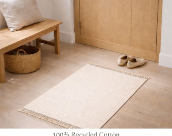 Pequeña alfombra de algodón blanca tejida a mano – Sostenible, reciclada, con diseño de flecos para dormitorio, sala de estar y cocina