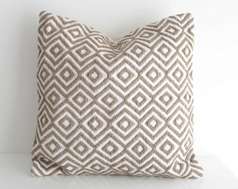 靠垫。黄麻和棉花垫。米色和白色的枕头。放荡不羁的北欧装饰盖垫。60 x60cm - 1.96 x1.96英尺