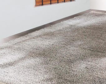 Nachhaltiger handgewebter Teppich in Grau: Umweltfreundliches recyceltes PET, moderne Küstenlandschaft