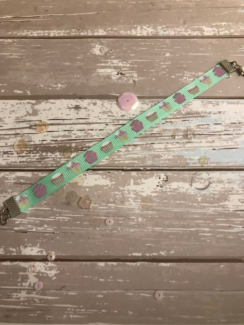 Bracelet ruban vert cupcake, joli ruban ruban cupcake chocolat et crème, bijoux cupcake image 4