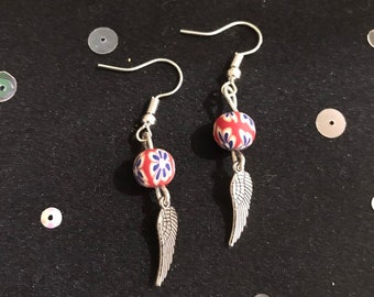 Orecchini a forma di ali d'angelo con perline floreali rosse, piccolo regalo in stile vintage con ciondoli a forma di angelo, gioielli a forma di ali d'angelo