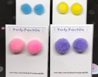 Pendientes de botón con pompones, pompones de colores estilo vintage, pendientes de pompones, joyería con pompones