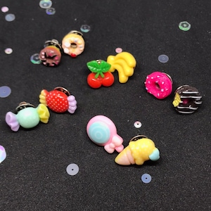 Speldspeldjes, fruit, donuts, ijslollies en snoepspeldjes, vintage food-sieraden