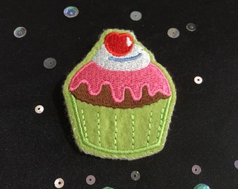 Épingle de broche de petit gâteau de cerise, bijoux de petit gâteau cousus à la main, petit cadeau de style vintage, bijoux de petit gâteau